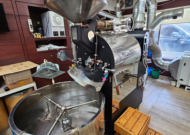 20250707101821_JCVNB3EW.jpg_carousel_부산커피공장 동래구커피공장 안락동커피공장_부산커피공장, 동래구커피공장, 안락동커피공장, 커피자판기임대, 커피머신임대, 커피자판기판매, 커피머신임대, 커피자판기중고판매, 커피머신중고판매, 커피자판기AS, 커피머신AS, 커피자판기점검, 커피머신점검, 원두판매, 로스팅원두, 커피로스팅