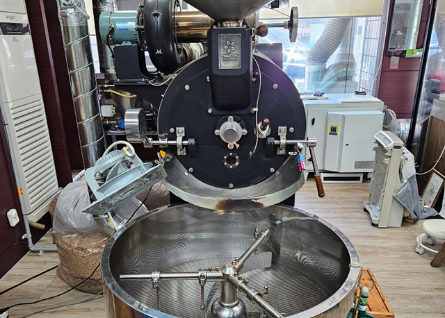 20250707101821_zGKamNfn.jpg_carousel_부산커피공장 동래구커피공장 안락동커피공장_부산커피공장, 동래구커피공장, 안락동커피공장, 커피자판기임대, 커피머신임대, 커피자판기판매, 커피머신임대, 커피자판기중고판매, 커피머신중고판매, 커피자판기AS, 커피머신AS, 커피자판기점검, 커피머신점검, 원두판매, 로스팅원두, 커피로스팅